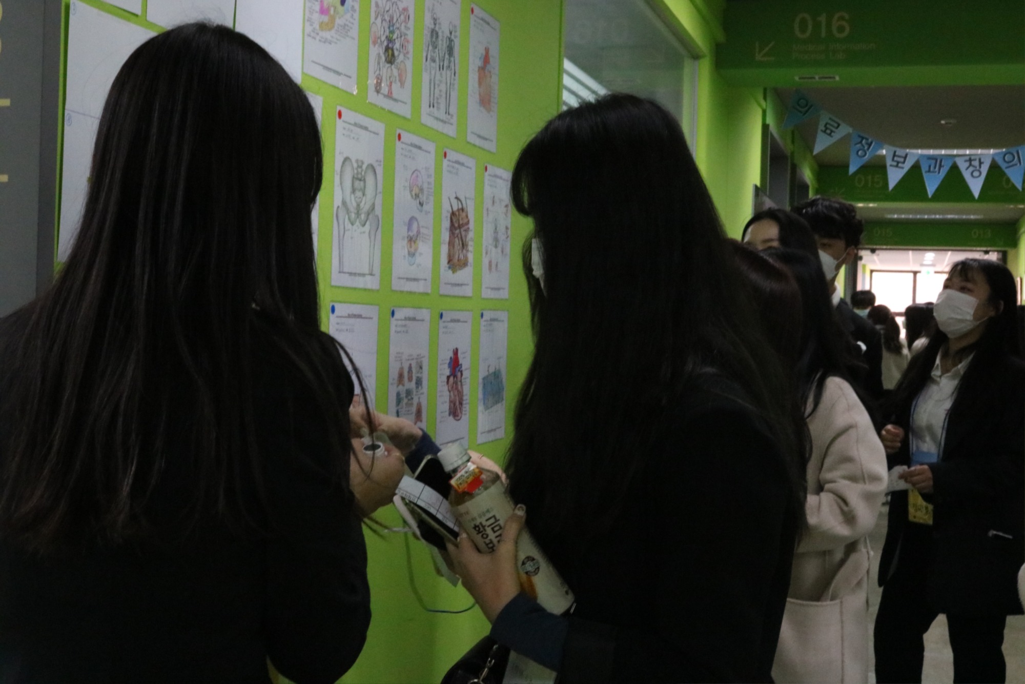 7_작품관람2.JPG